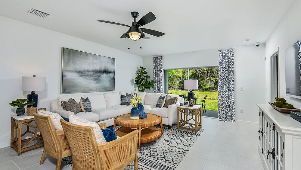 Eaves-Bend-Holly-3653-gathering