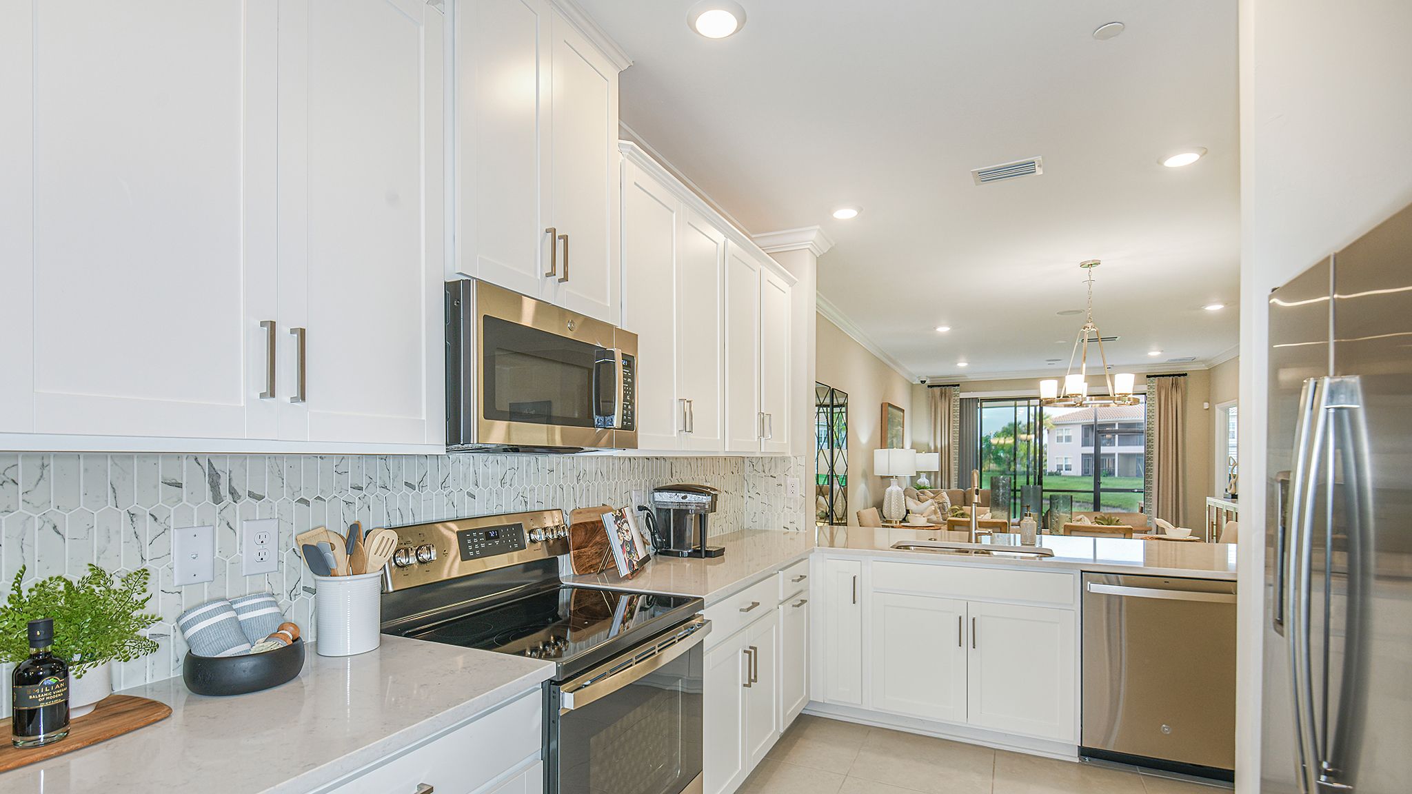 Bella-Via-Avanti7042-16x9-kitchenlayout