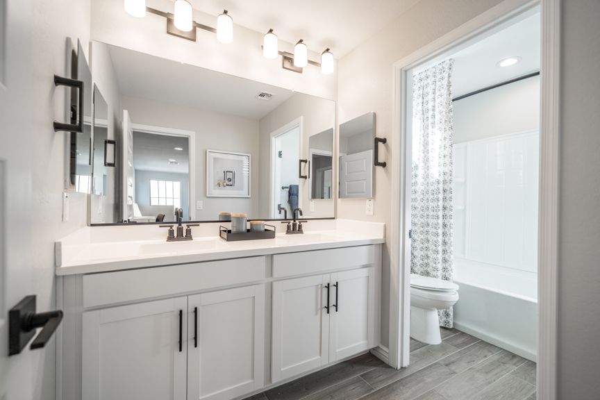 Parkside Villas RM3 Bath 2