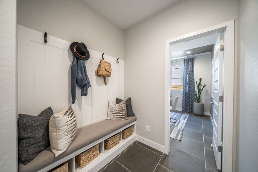 Hawes Encore Redwood_Entry