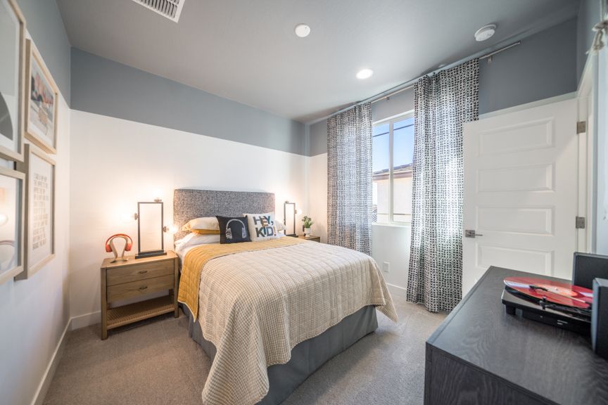 Hawes Encore Redwood_Bed 3