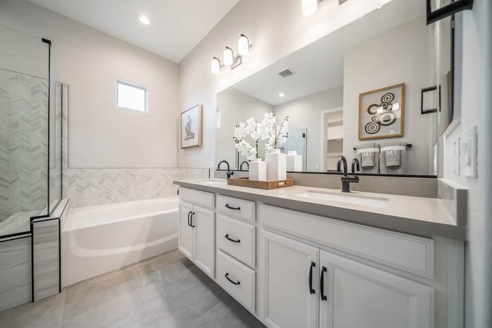 Hawes Landmark Windsor Primary Suite  Bath