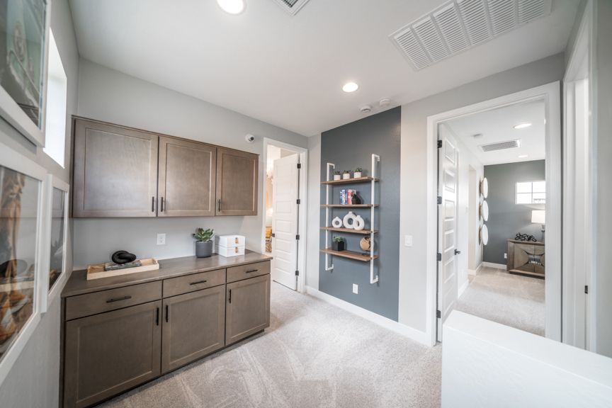 Hawes Ventur I_Jasper Top of Stairs