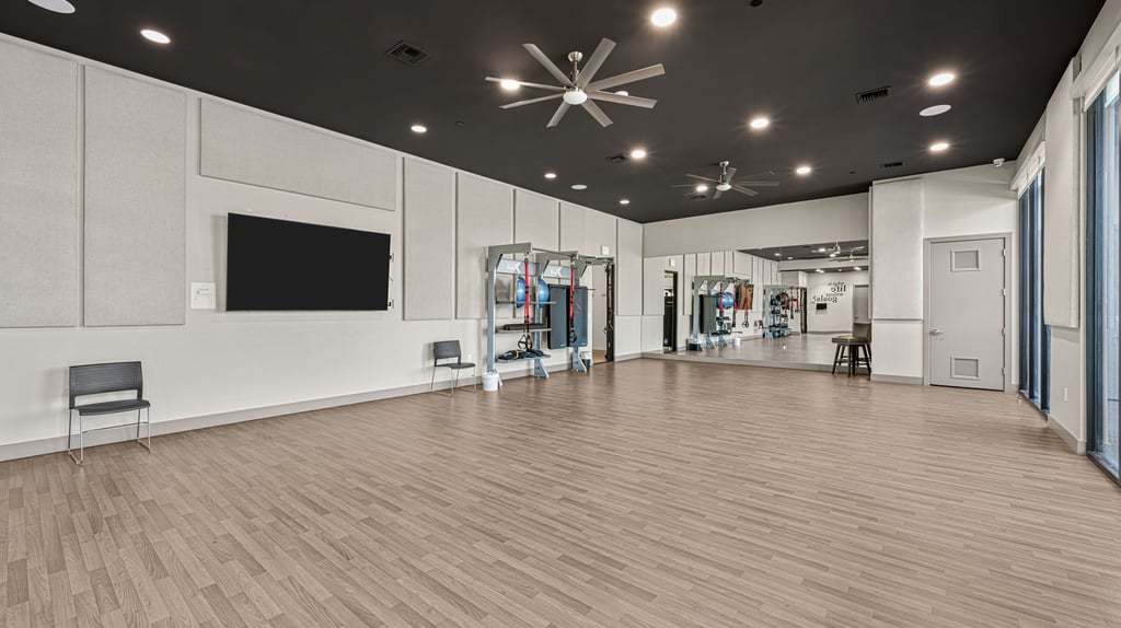 5-custom-Ovation Clubhouse-5