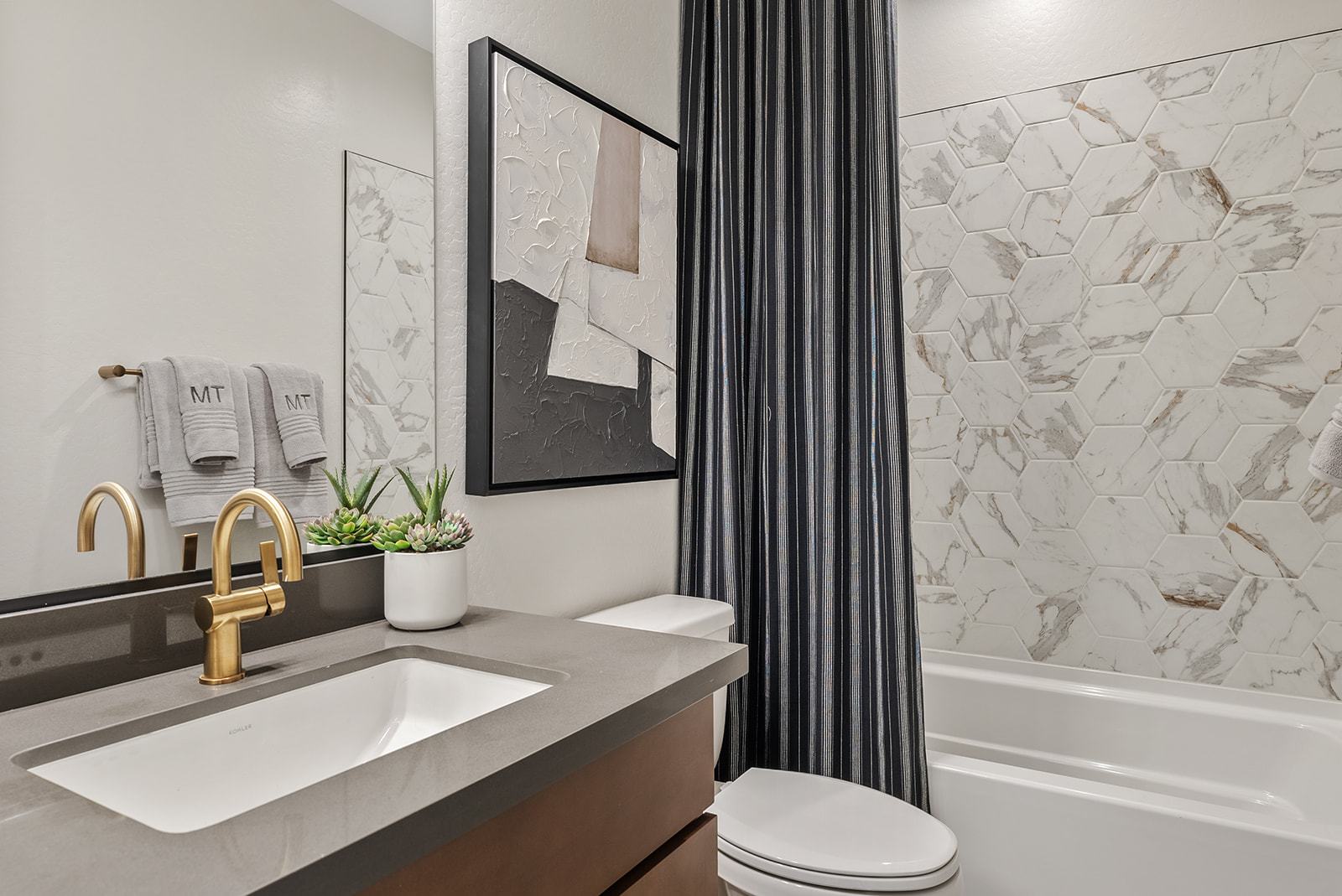 Asante Journey Overland Model_Bath 2