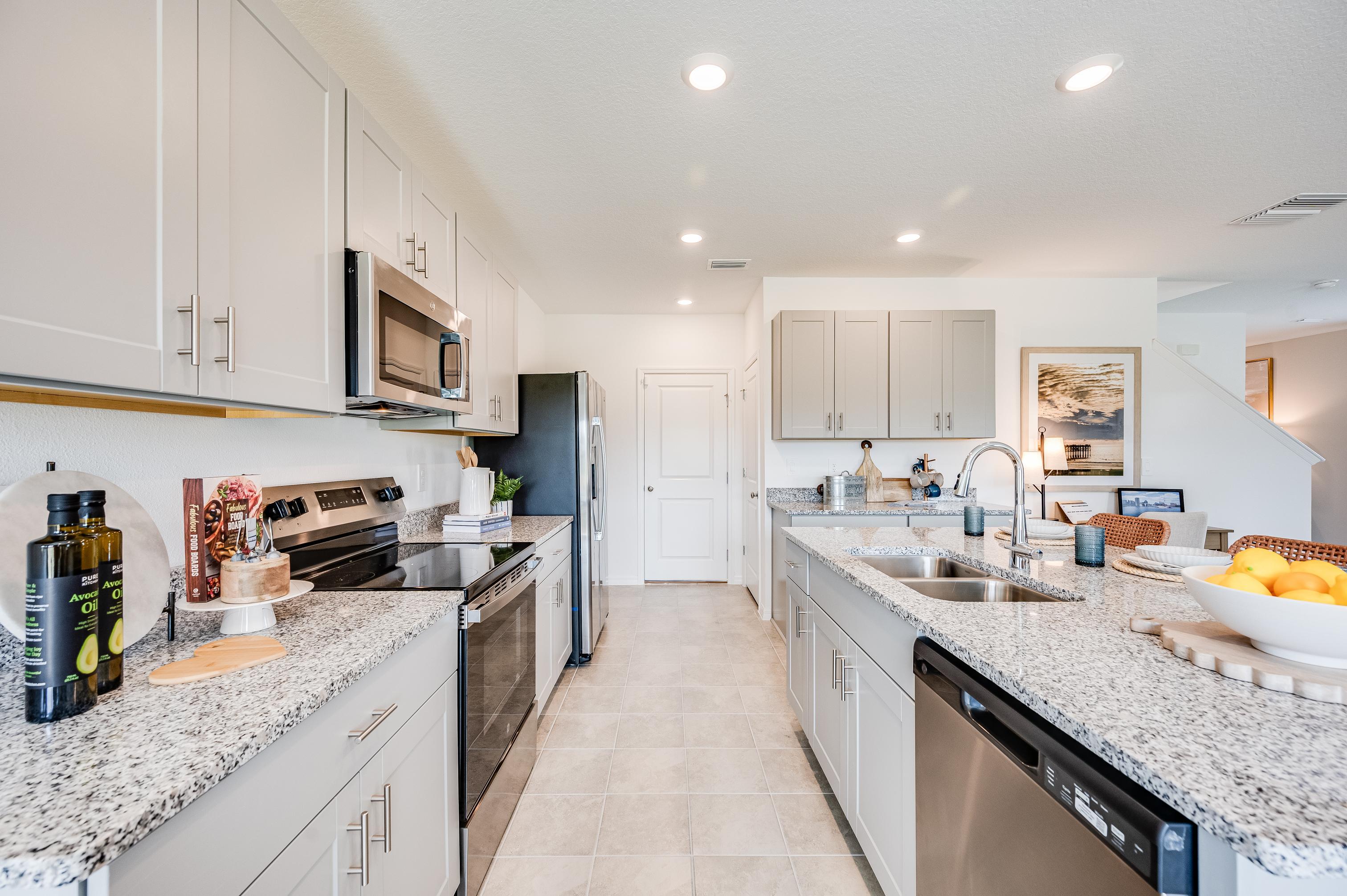 hj-fl-tampa-rc-0110-palmwind-elm-kitchen-002