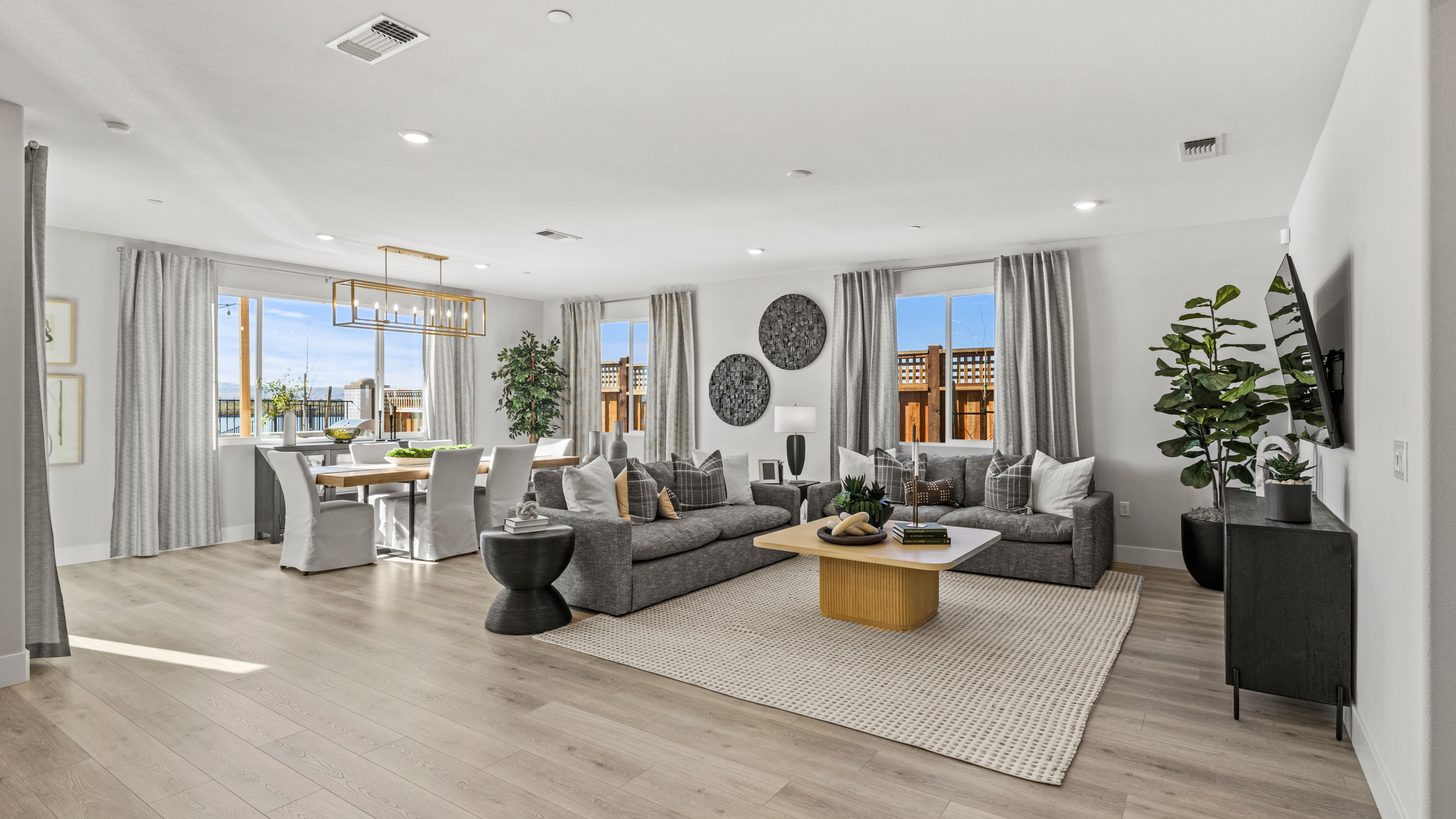 Luna Great Room Dining