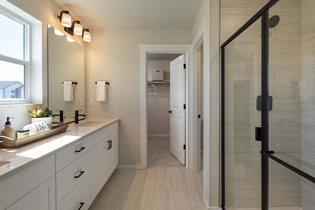 Woodin Creek Station Laurel Primary Bathroom