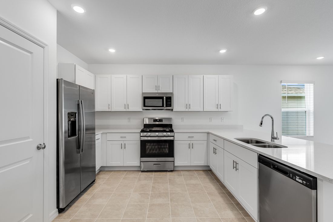 hj-fl-orlando-waterstone-spruce-lot-230-kitchen-01
