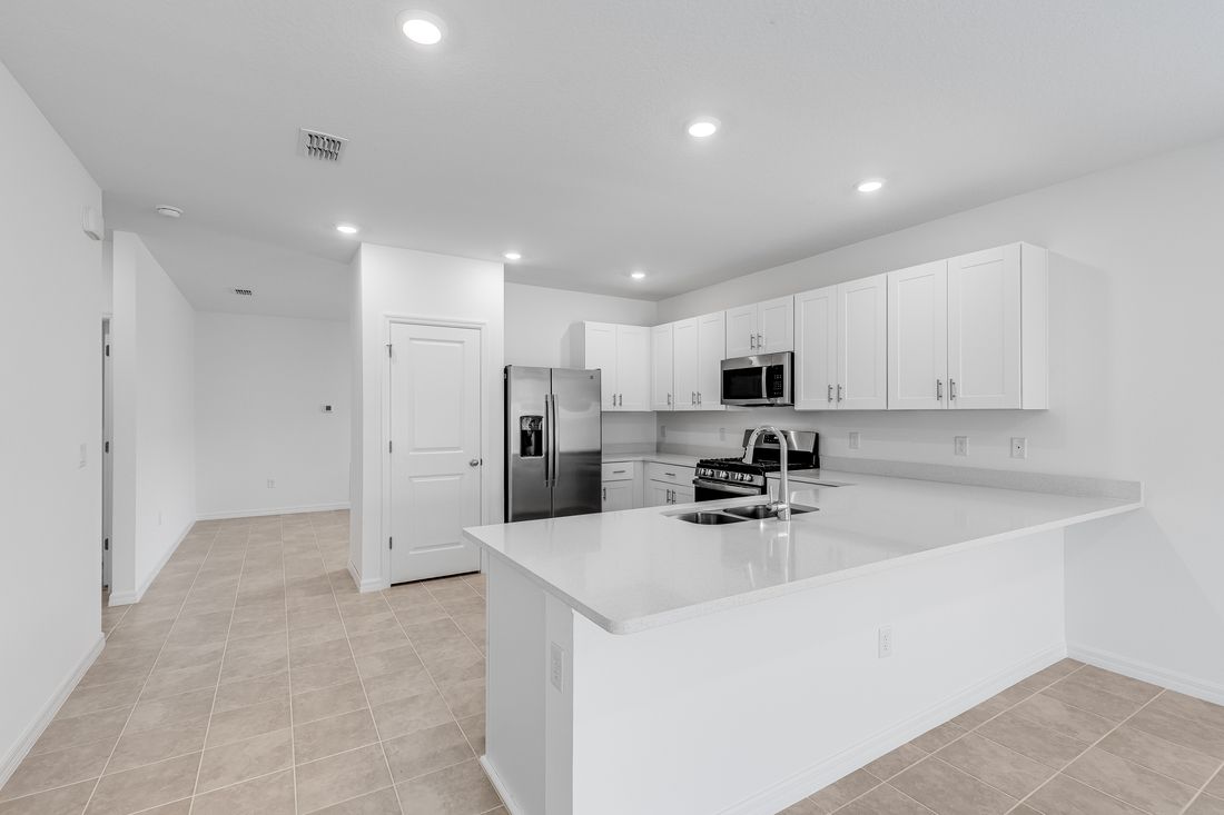 hj-fl-orlando-waterstone-spruce-lot-230-kitchen-02