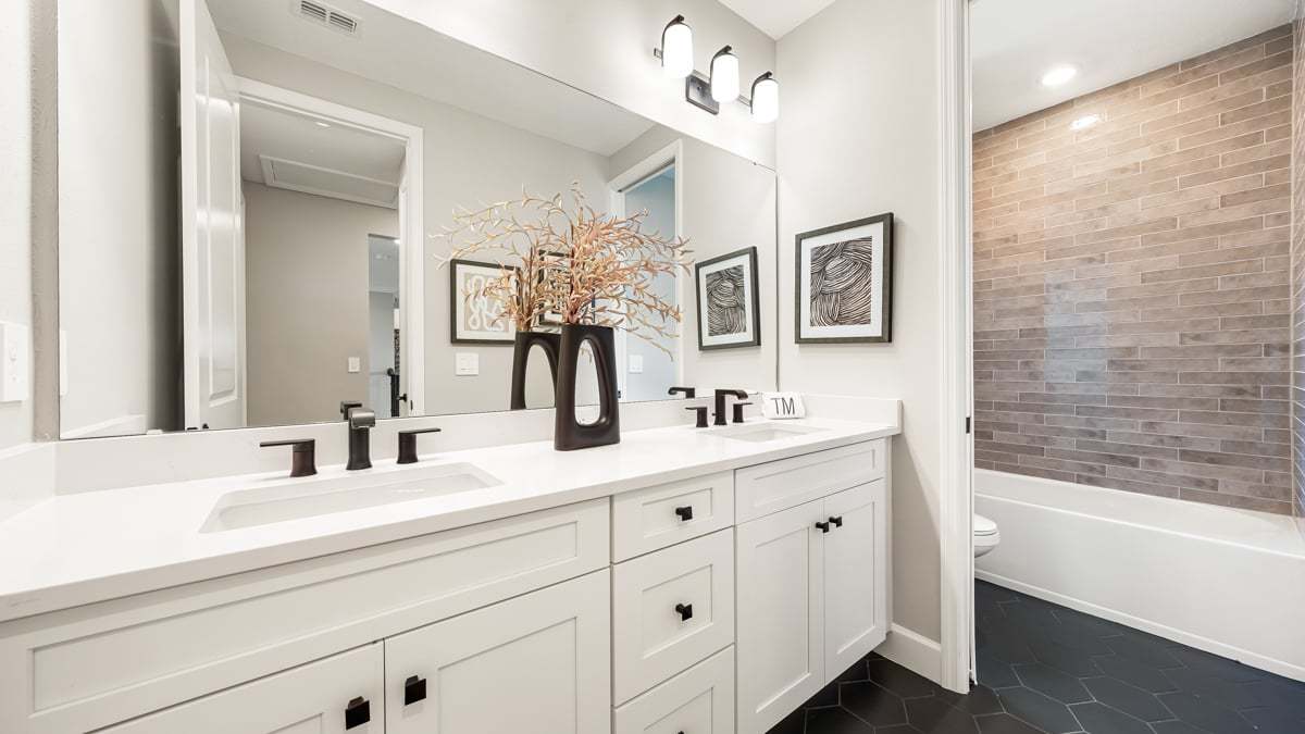 Firethorn Sand Key Model-64 bathroom