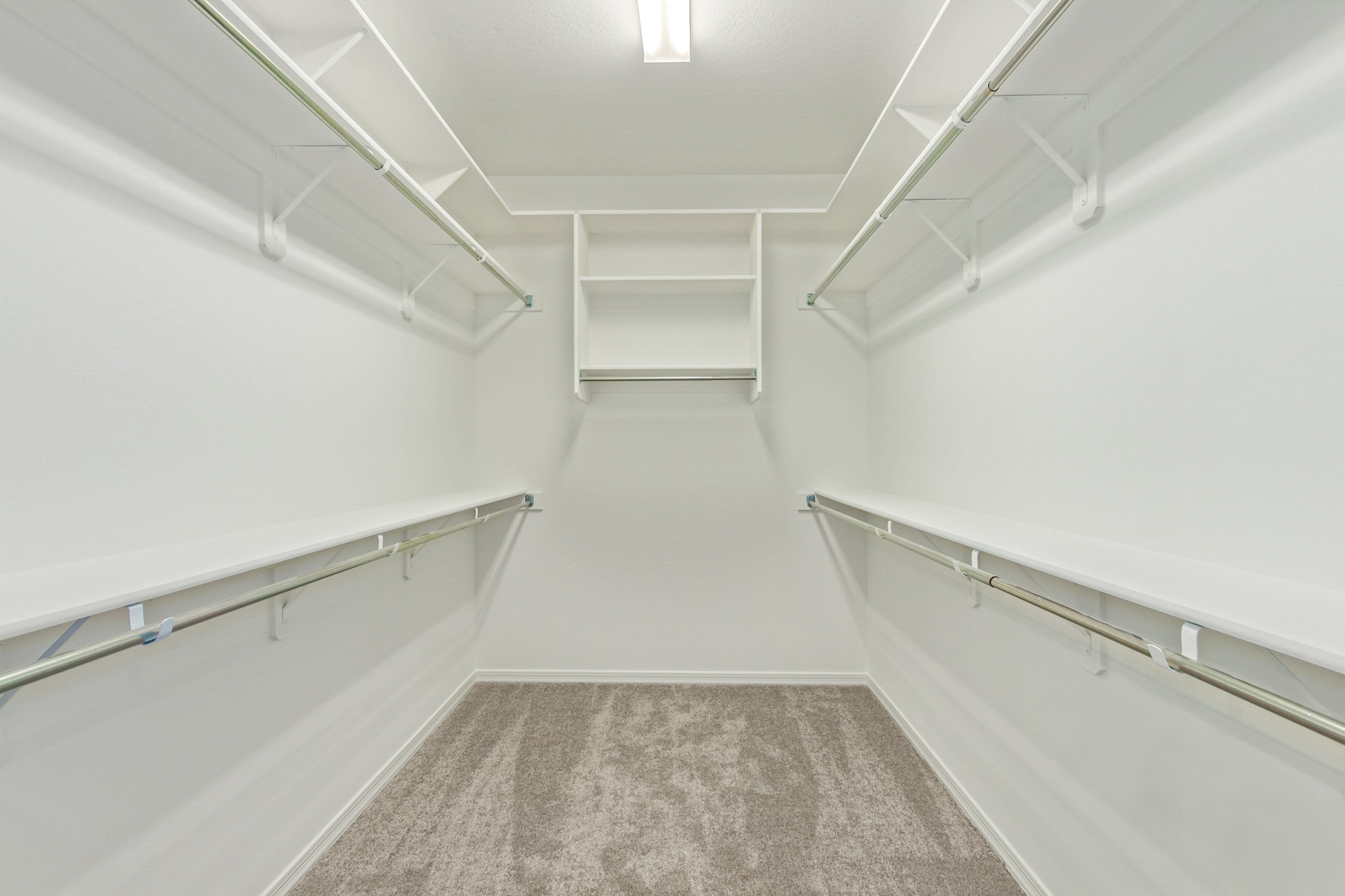 La Mira Discovery_Harlow_Owners Walk-In Closet