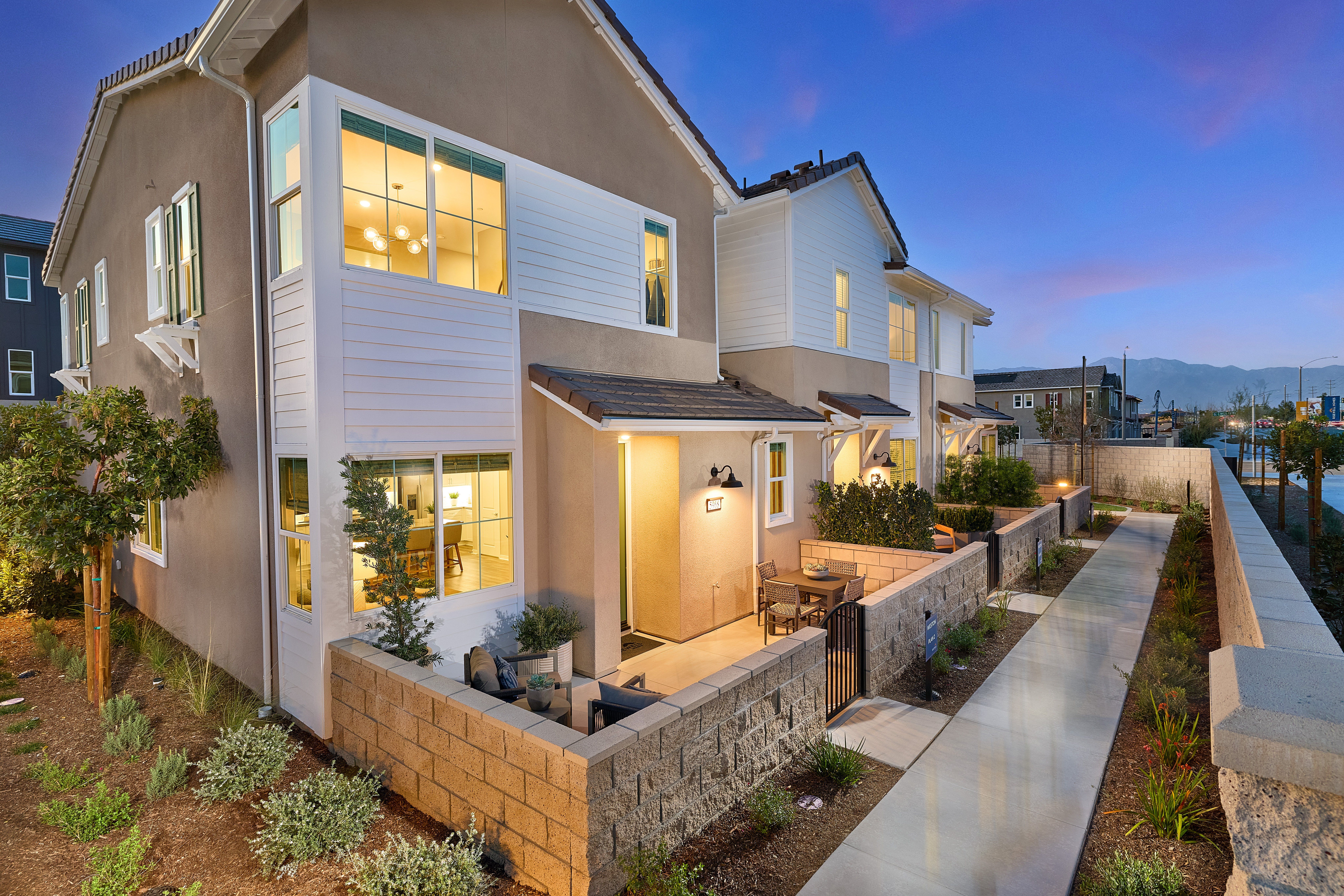 Weston at Eastvale Square por Risewell Homes en Riverside-San Bernardino California