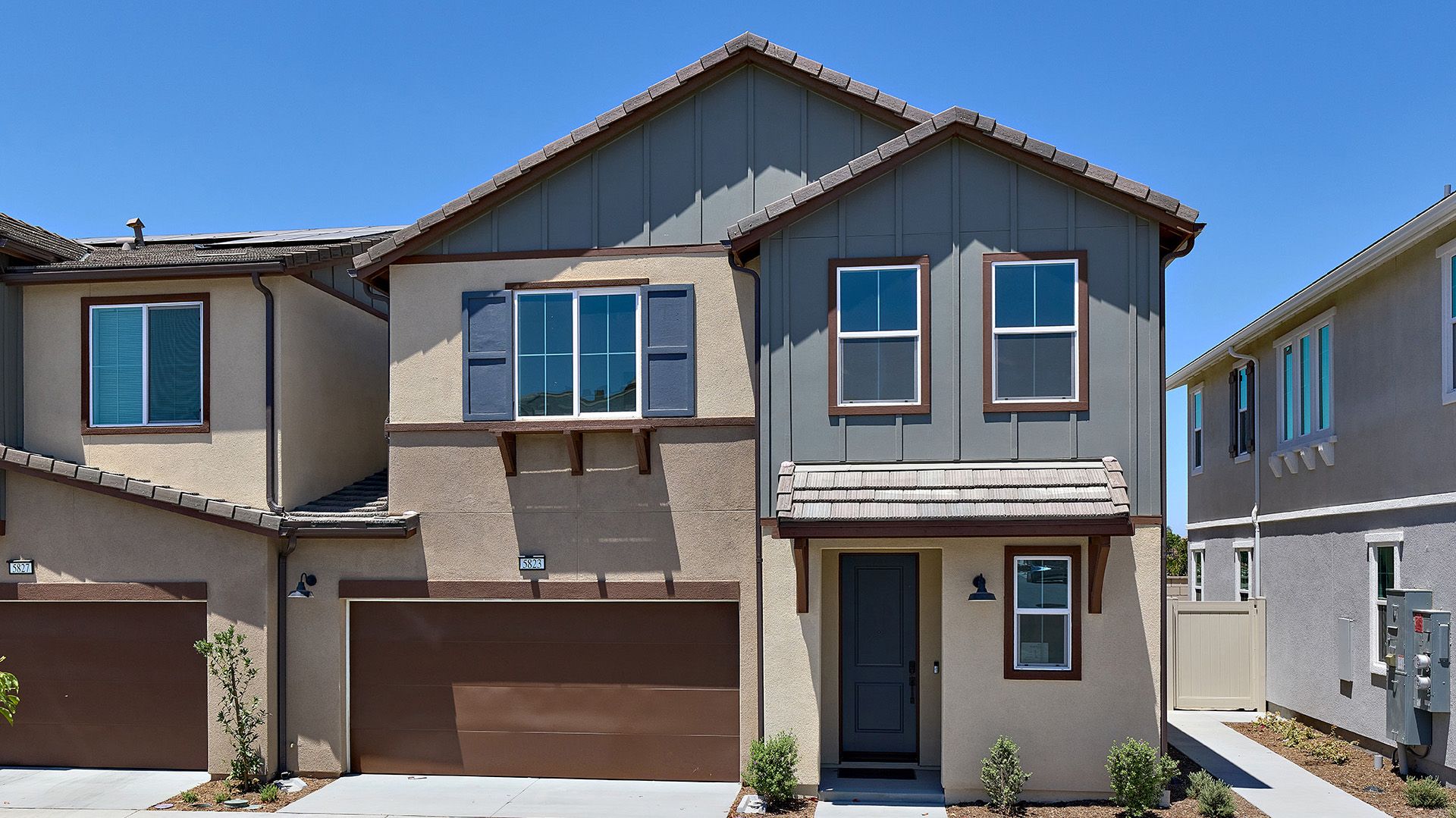 Somerset at Eastvale Square por Risewell Homes en Riverside-San Bernardino California