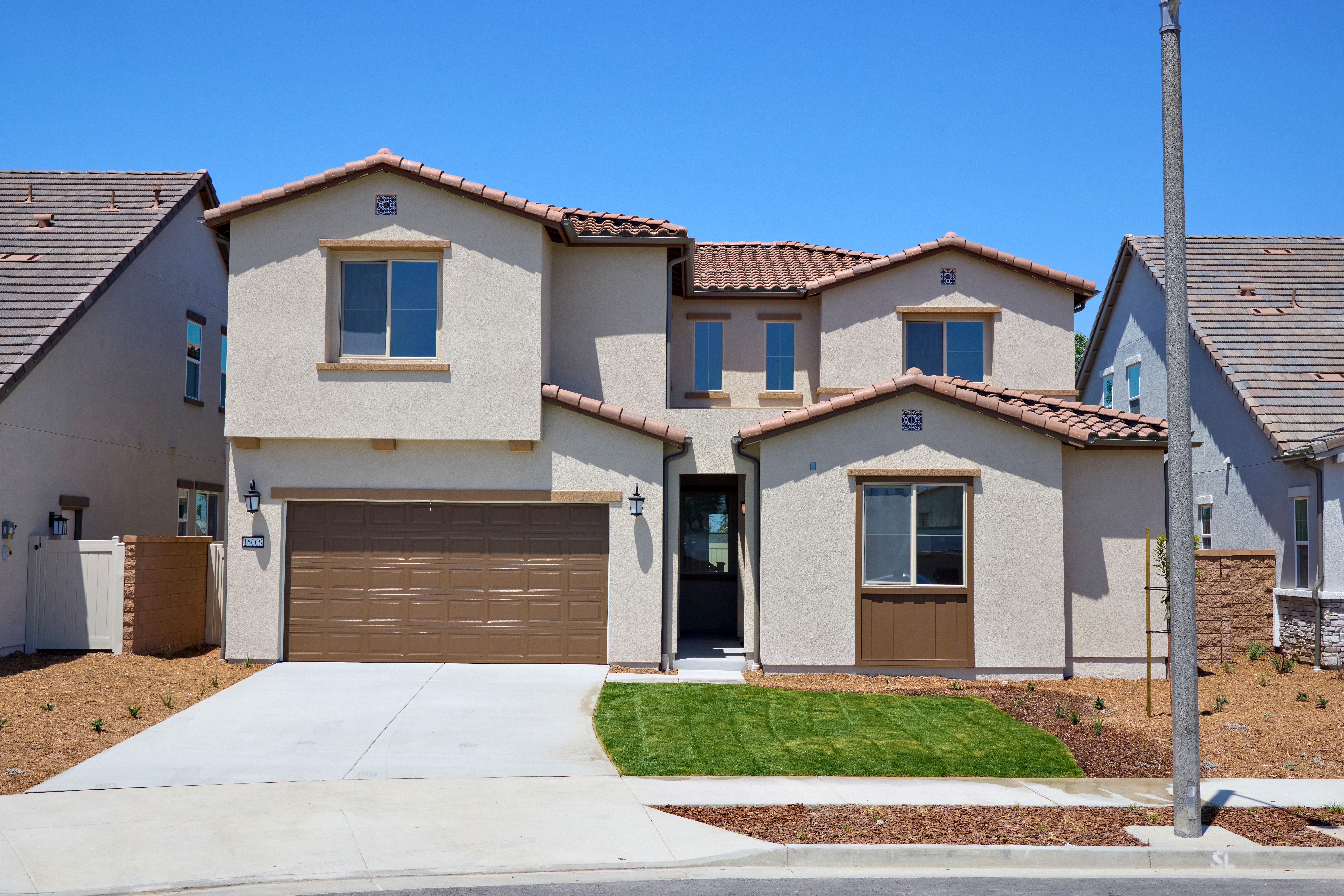 Rosewood Village por Risewell Homes en Los Angeles California