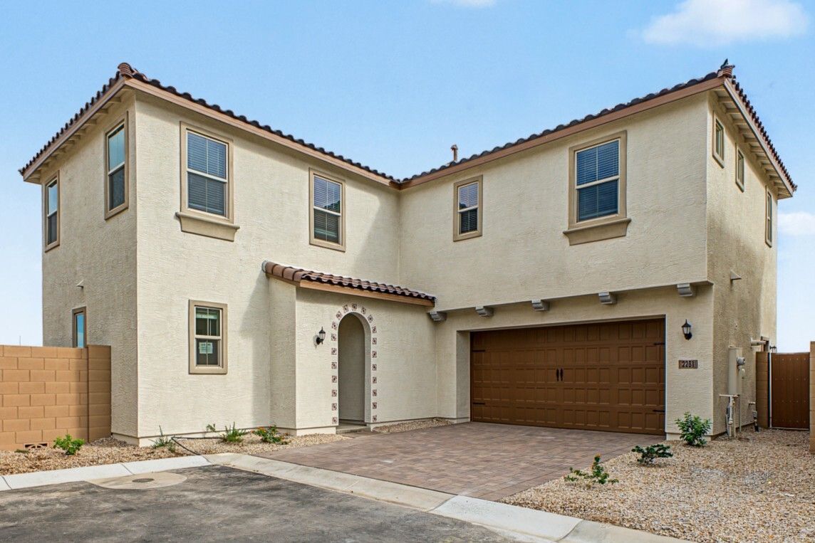 The Courts at Bella Storia por Risewell Homes en Phoenix-Mesa Arizona