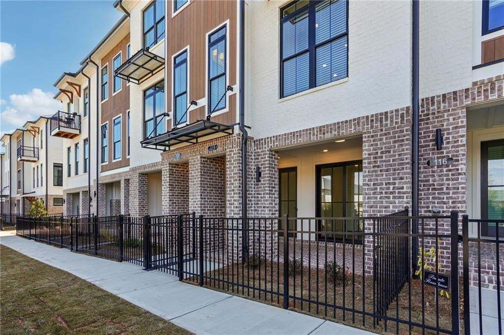 Fenced in front yard, fully maintained by the HOA.