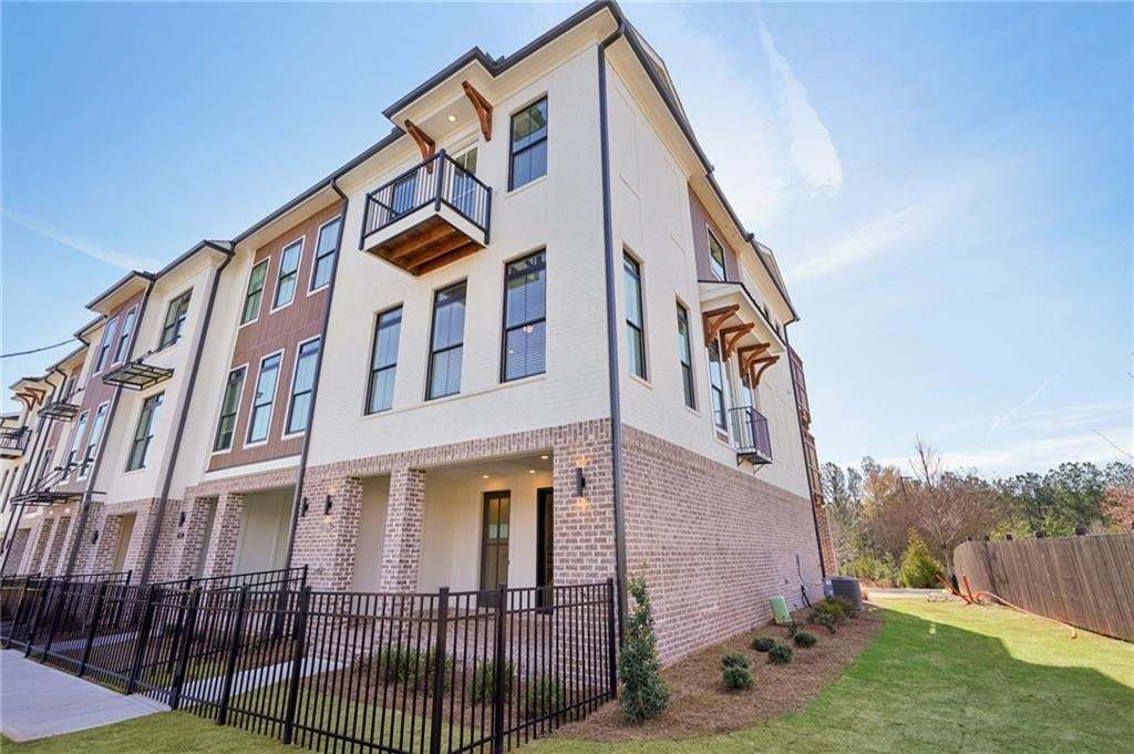 END UNIT with fenced in front yard.