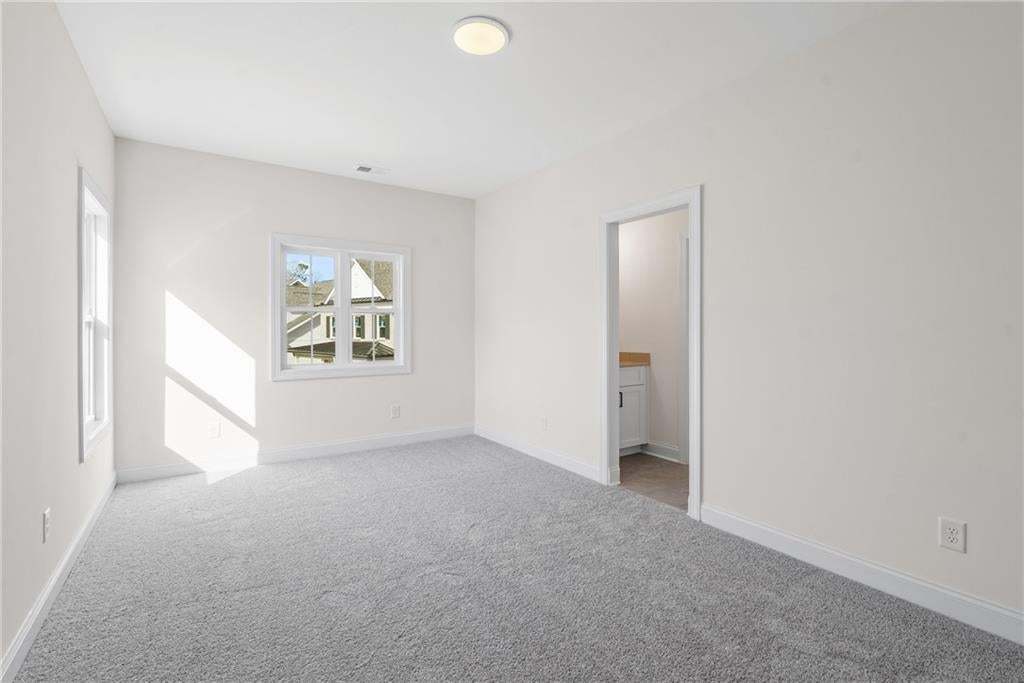 Guest bedroom #2 with access to J&J Bath