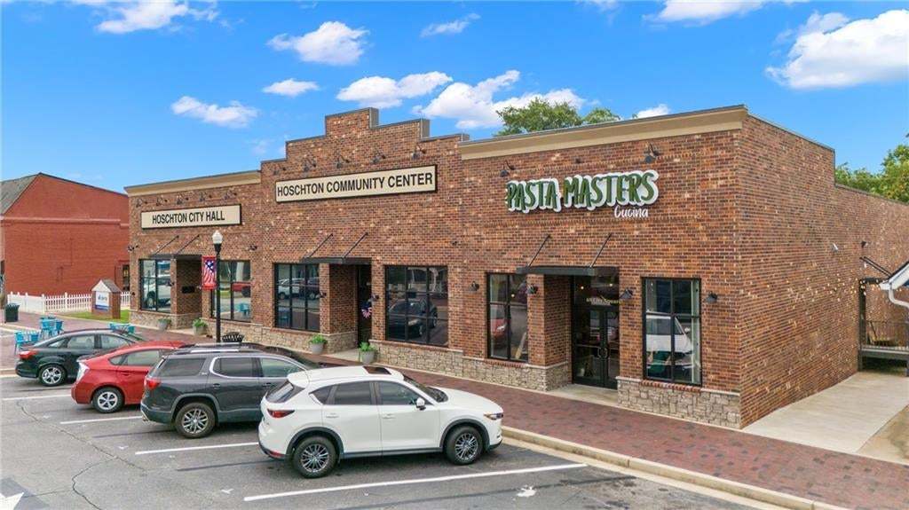The downtown Hoschton area has several cute restaurants to choose from!  Breakfast, lunch or dinner, Hoschton has you covered.