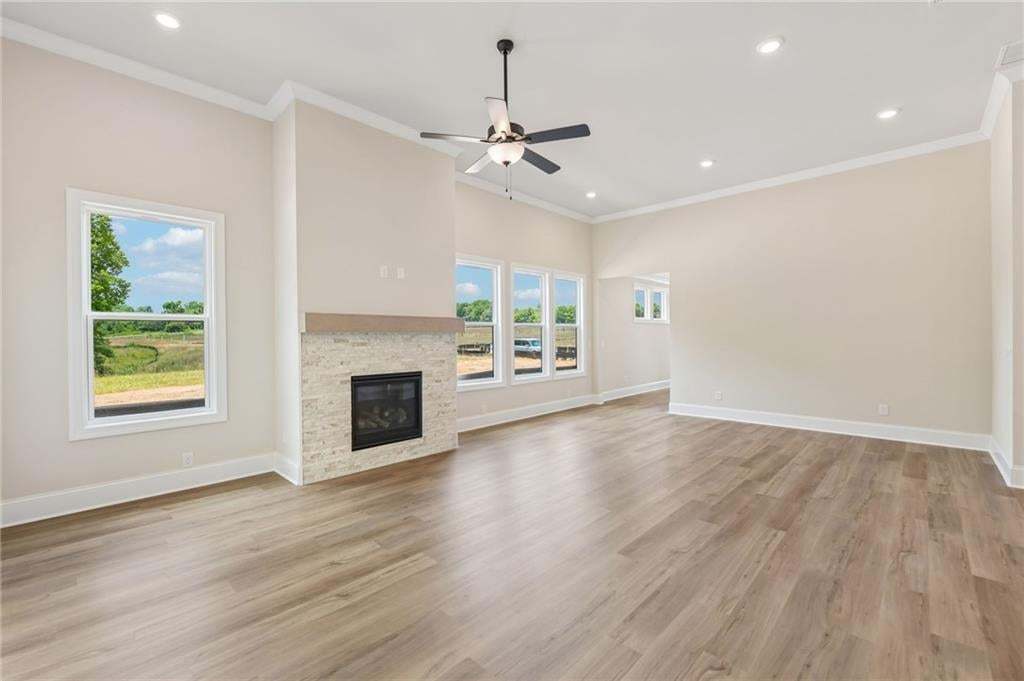 Vaulted ceiling with recessed lighting and a ceiling fan