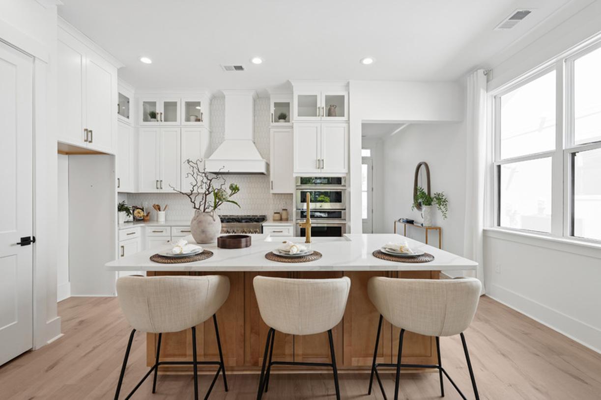 Gorgeous, well-equipped kitchen with ample cabinet space and a large center island