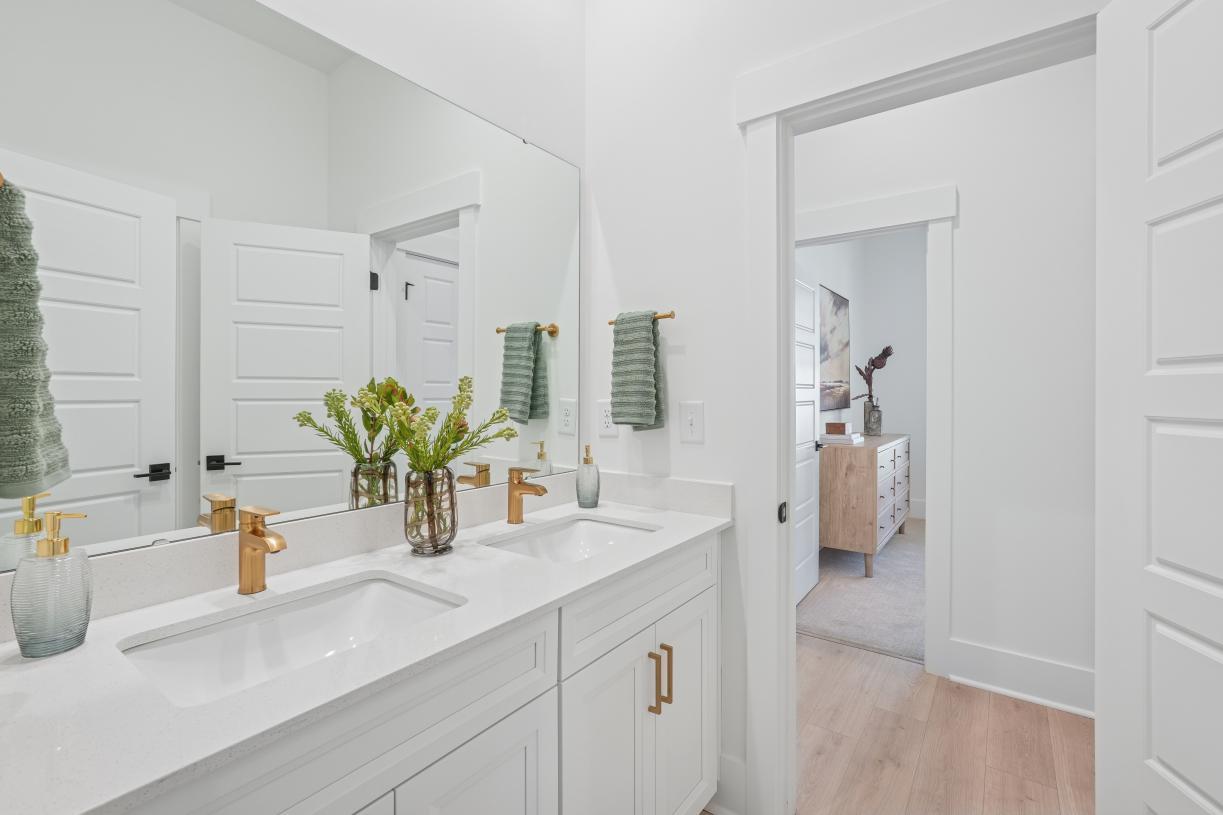 Well-appointed secondary bath
