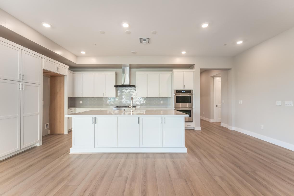 Gourmet kitchen with 42" upper cabinets and double ovens