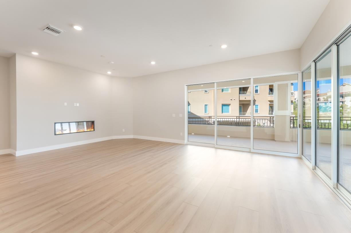Large open great room with corner sliders and linear fireplace