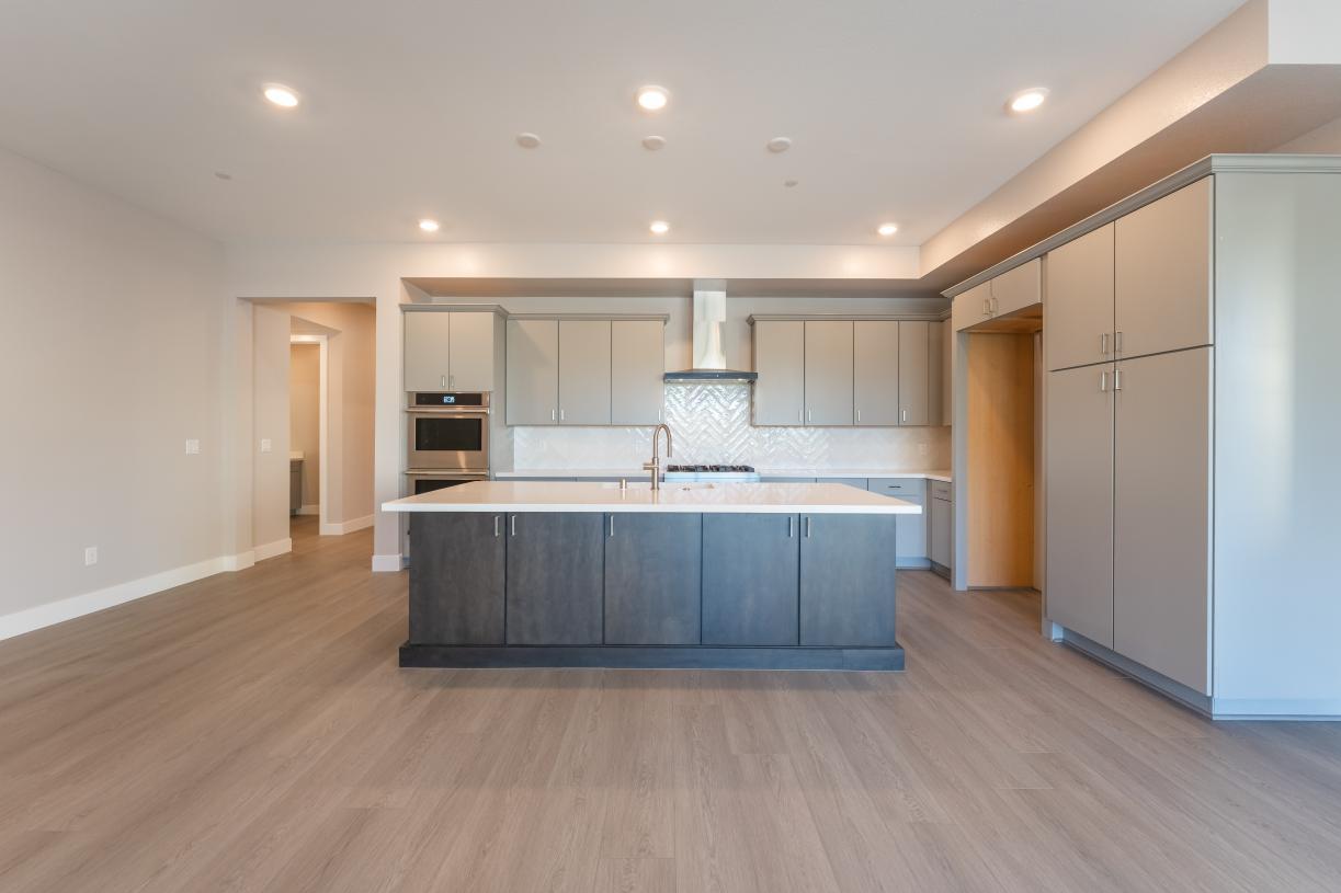 Gourmet kitchen with 42" upper cabinets and double ovens