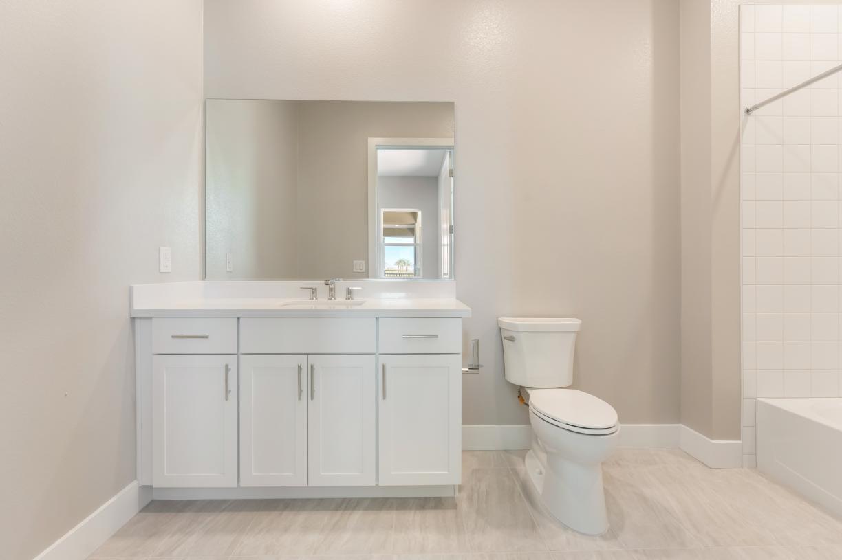 En-suite bath with tile shower