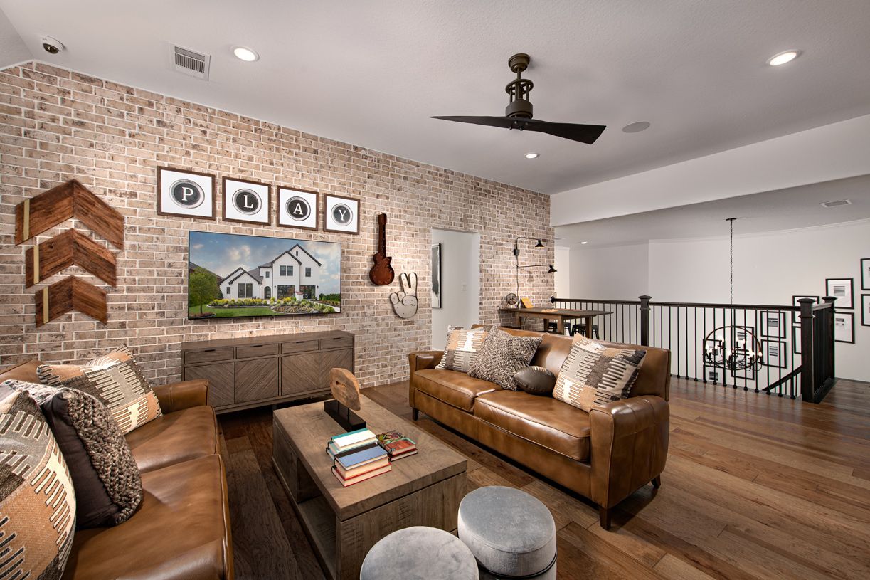 Spacious second-story flex room