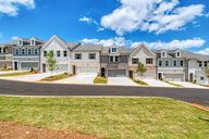 Bluffs at Bells Ferry por Traton Homes en Atlanta Georgia