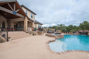Las Brisas at Ensenada Shores por Mitchell Custom Homes en San Antonio Texas