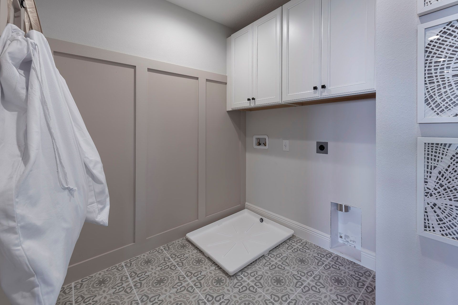 Sims upstairs laundry room