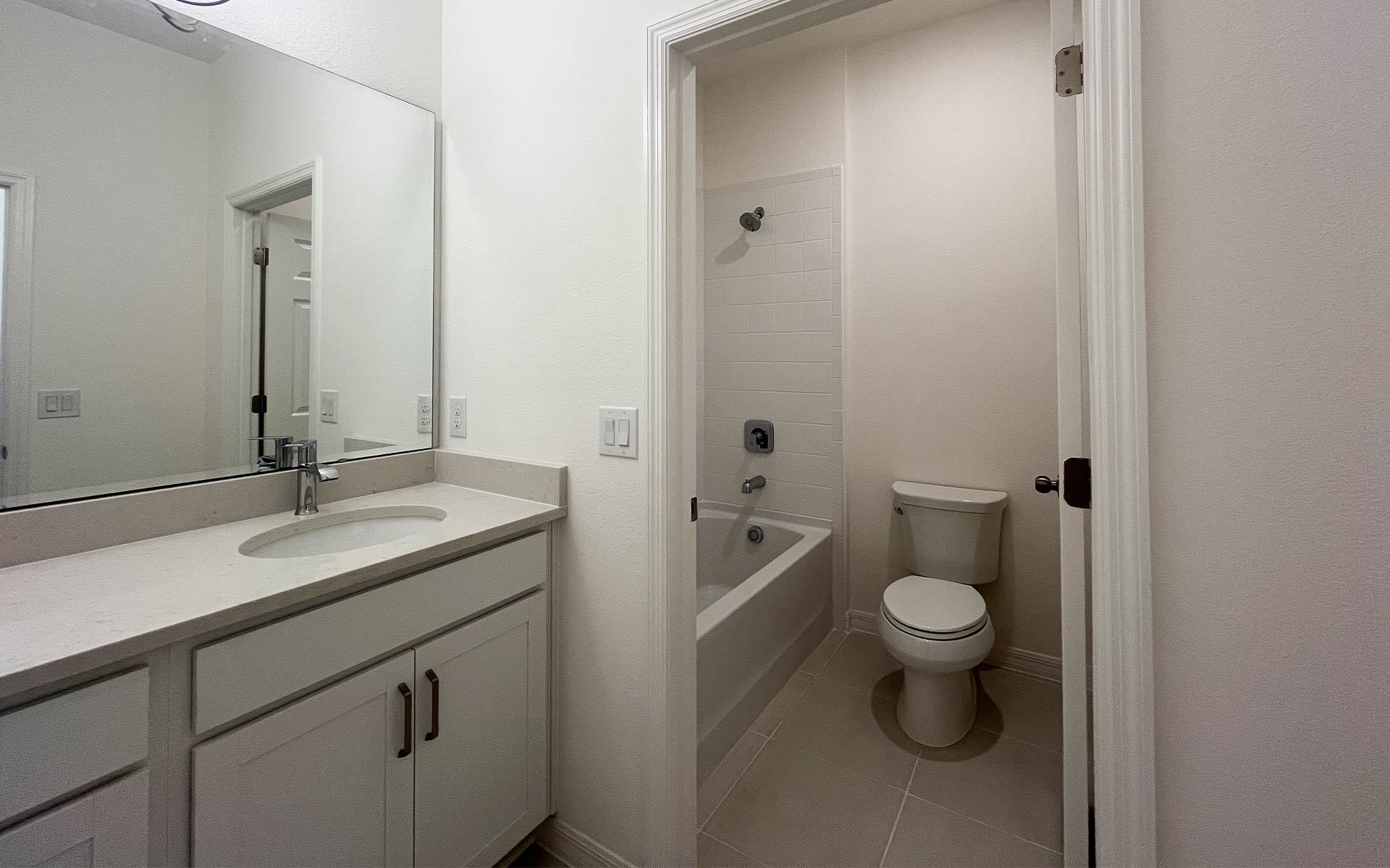 Comfortable and Functional Bathroom in Central Florida House