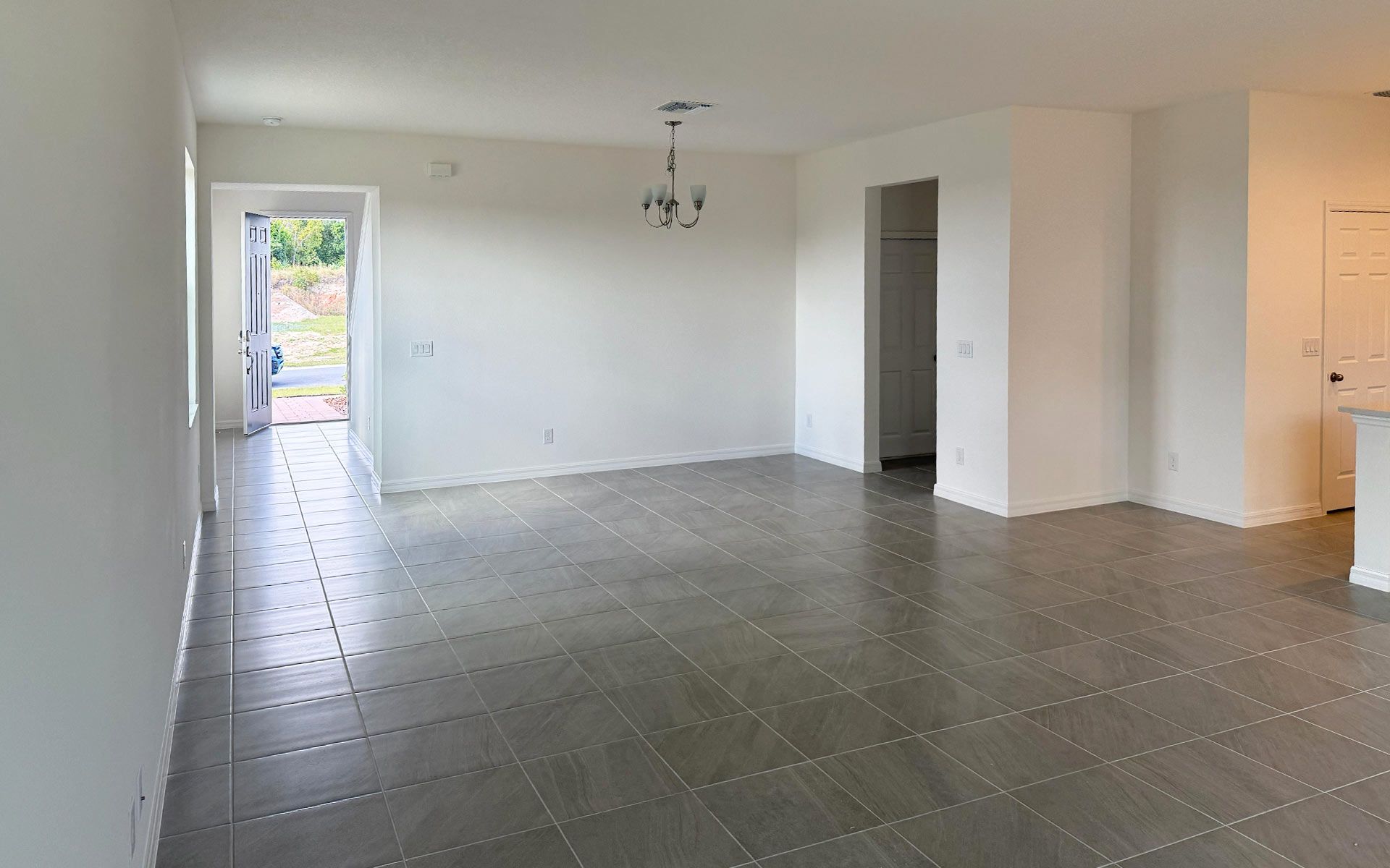 Open Dining Space for Family Meals in Central Florida House