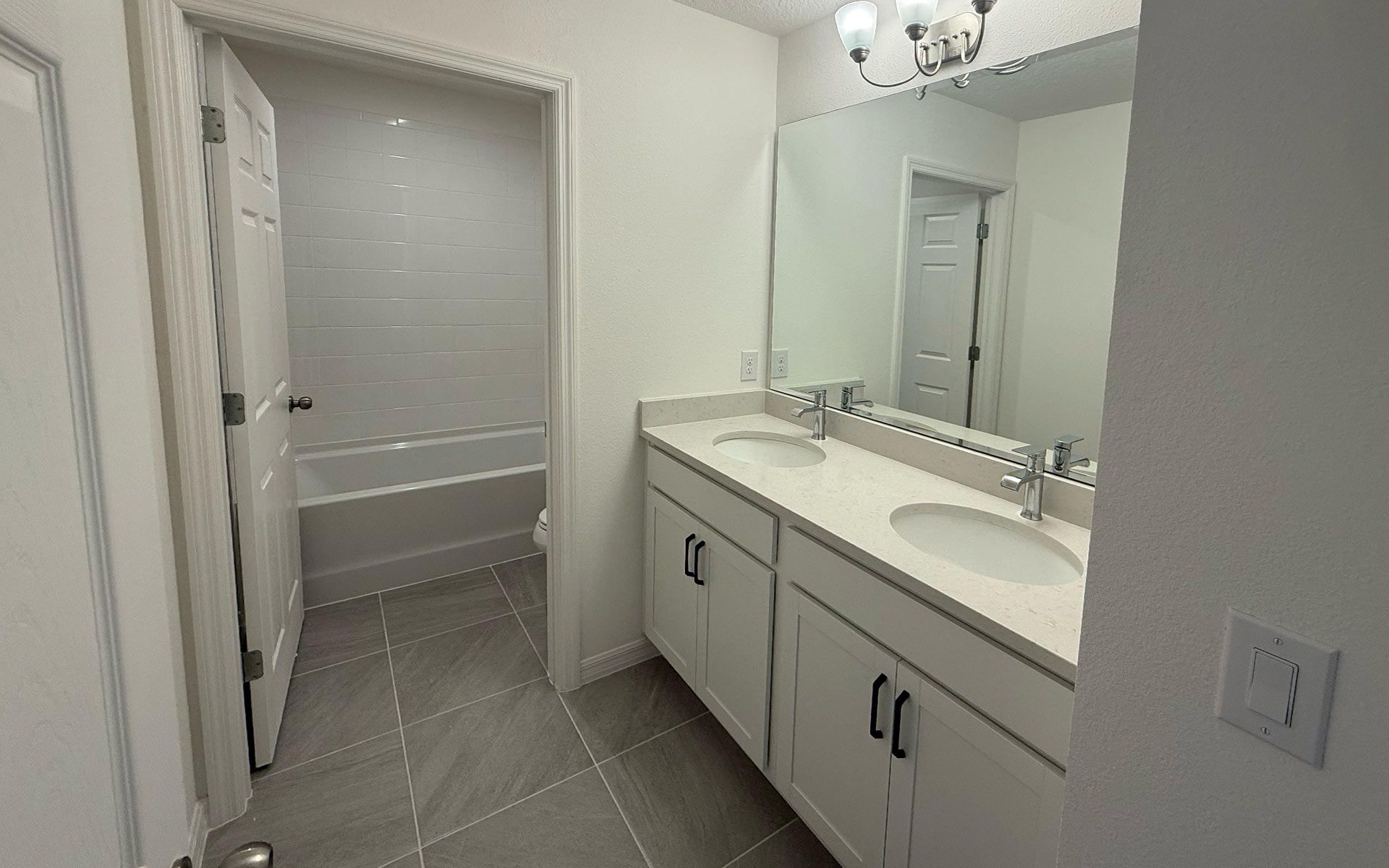 Comfortable and Functional Bathroom in Central Florida House