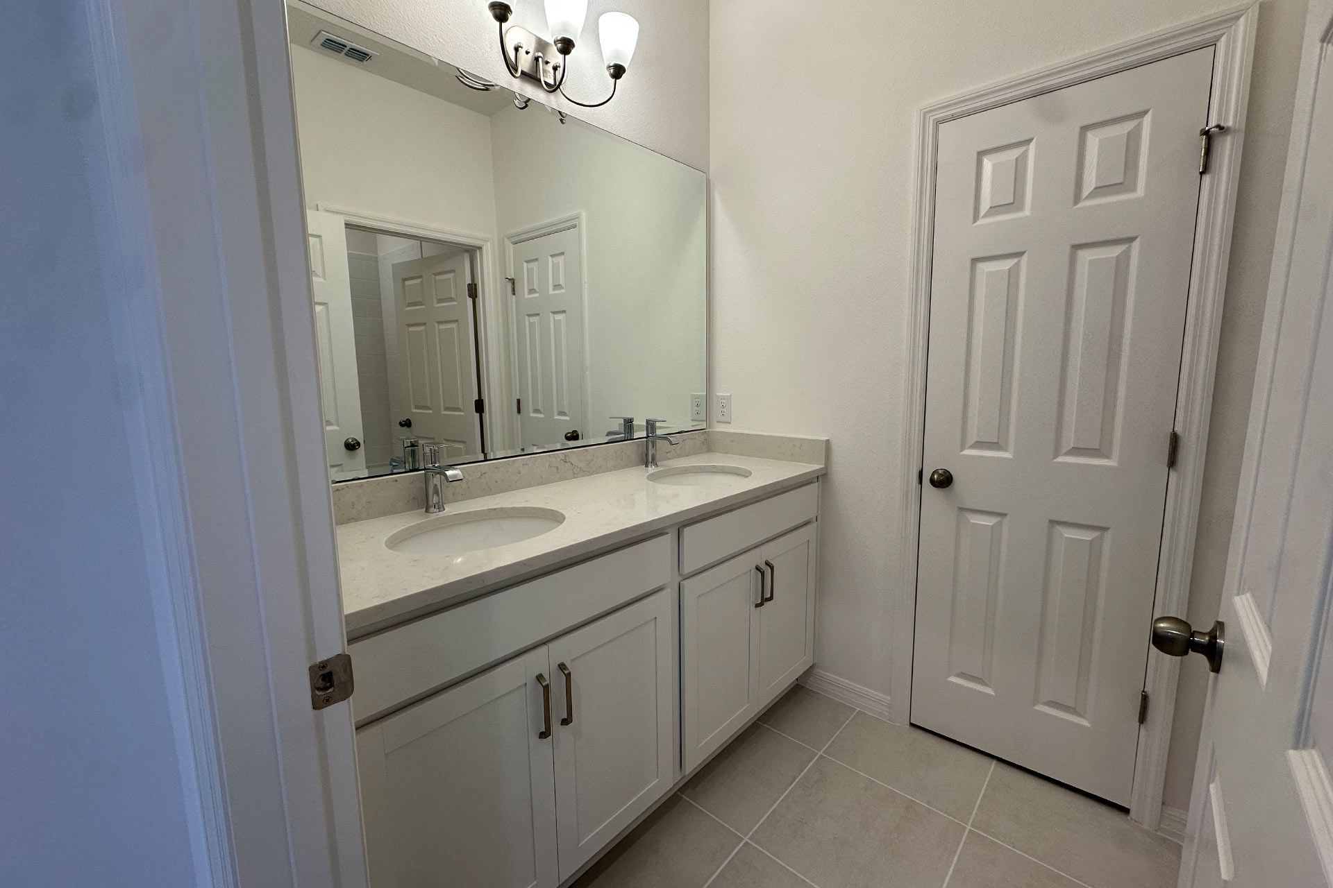Comfortable and Functional Bathroom in Central Florida House