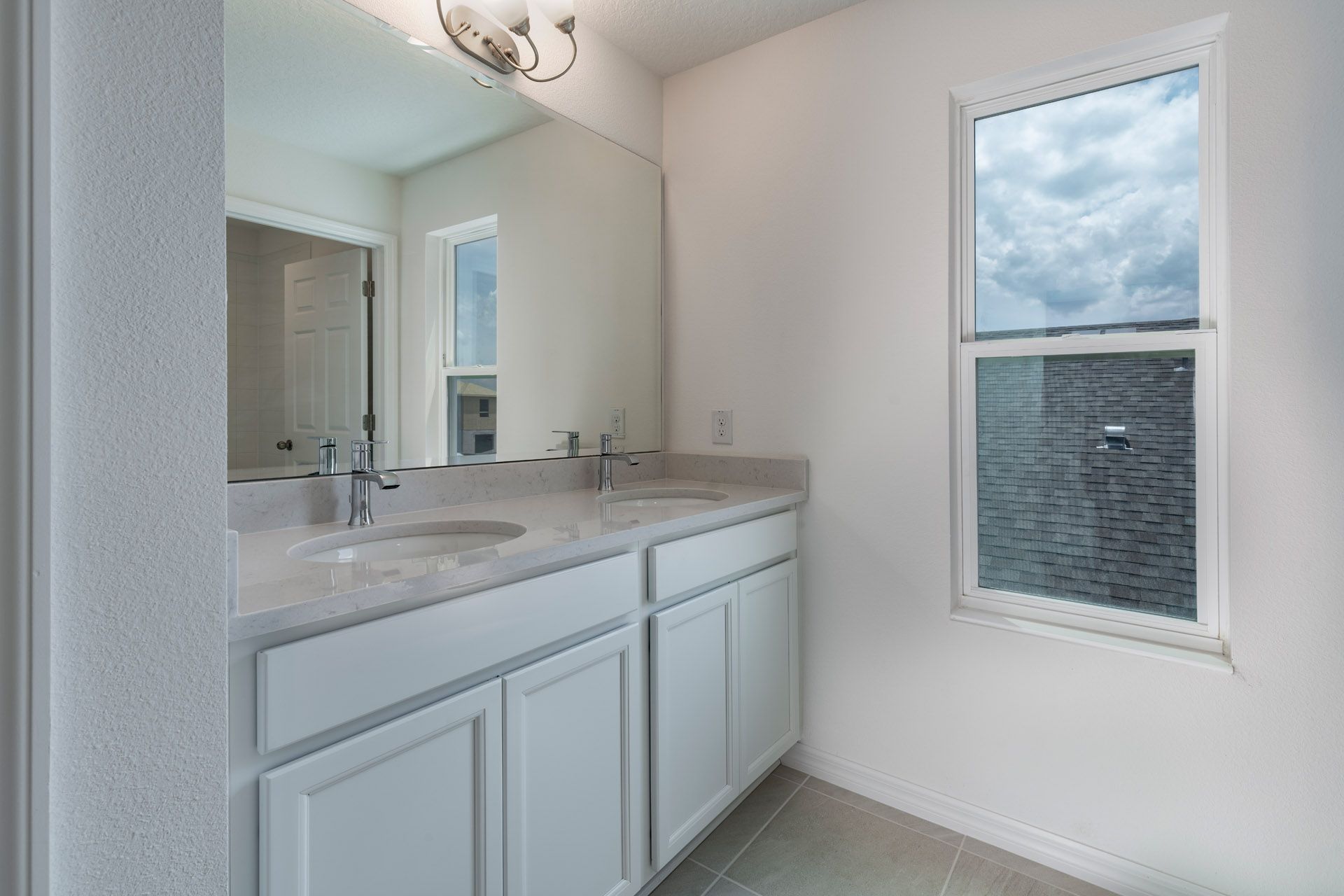 Modern Bathroom with Stylish Fixtures in Central Florida Home