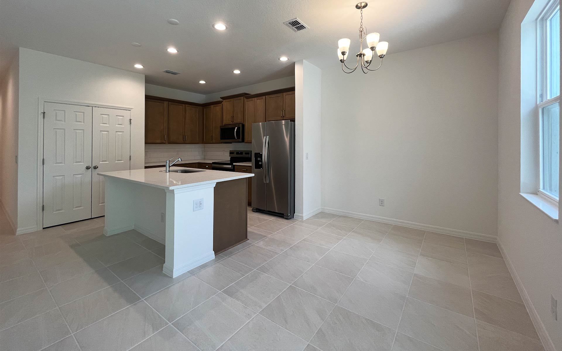 Open Dining Space for Family Meals in Central Florida House