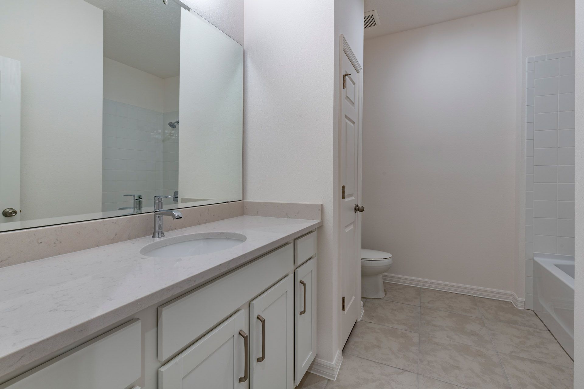 Comfortable and Functional Bathroom in Central Florida House