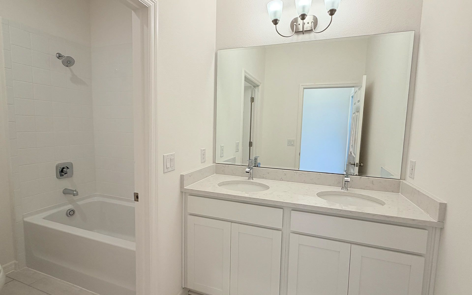 Comfortable and Functional Bathroom in Central Florida House
