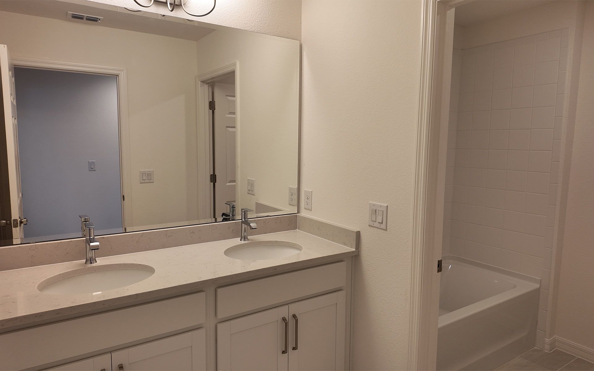 Comfortable and Functional Bathroom in Central Florida House