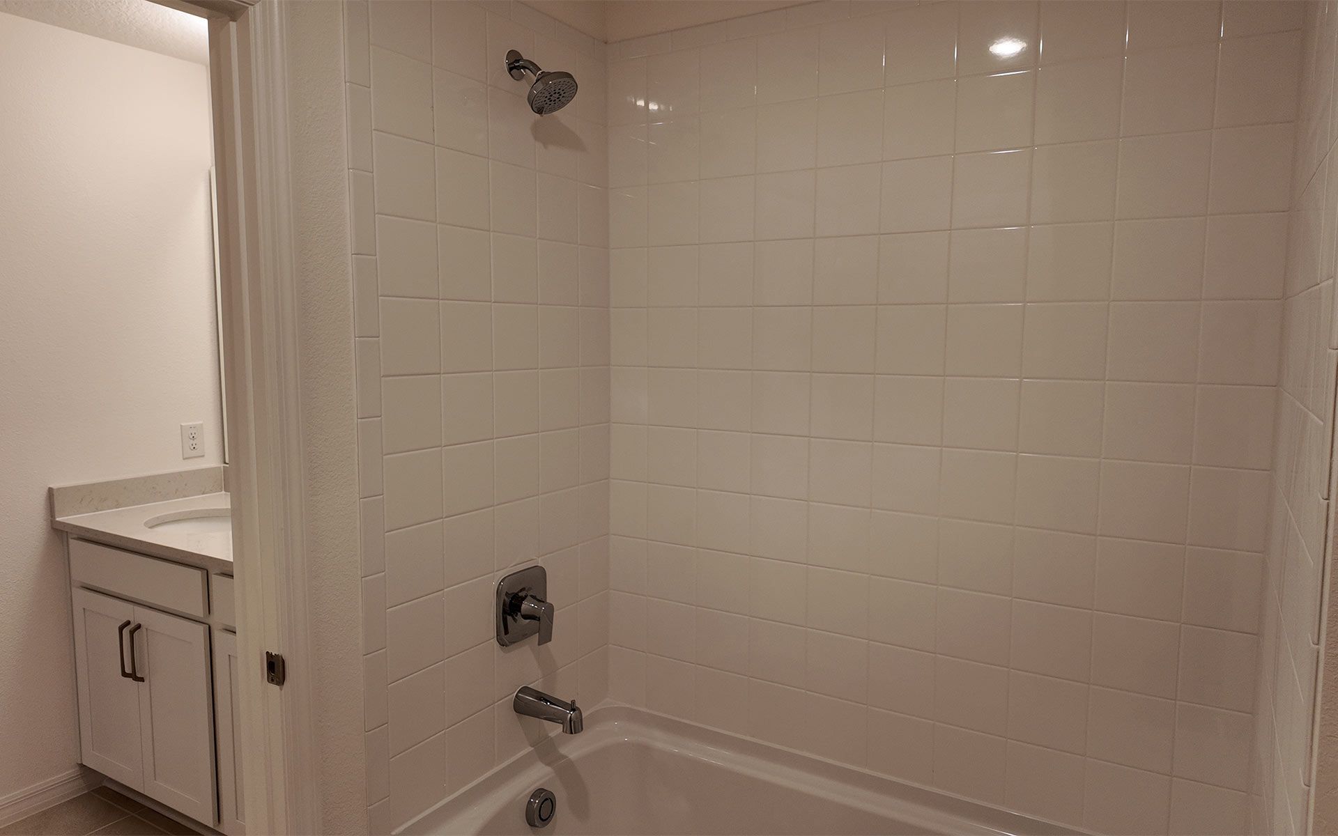Comfortable and Functional Bathroom in Central Florida House