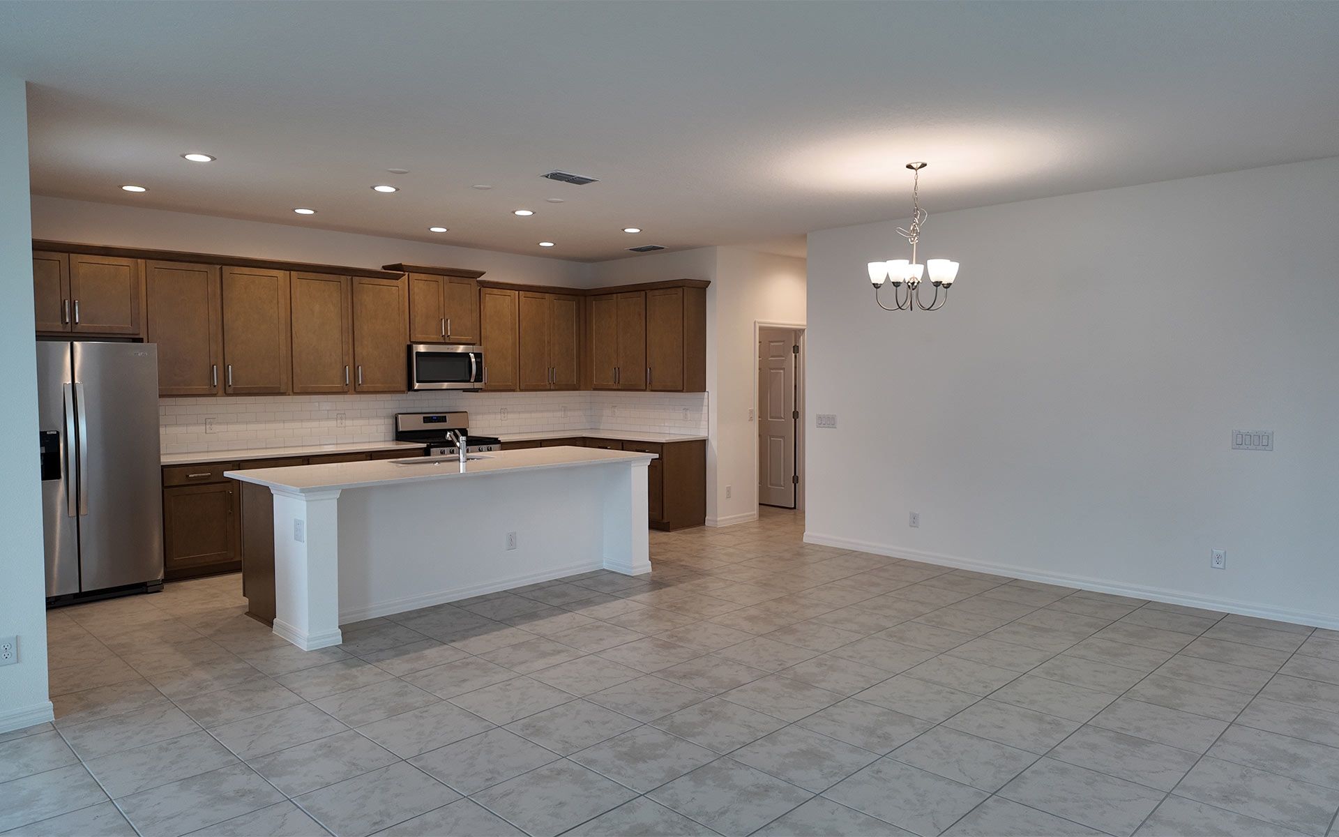 Open Dining Space for Family Meals in Central Florida House