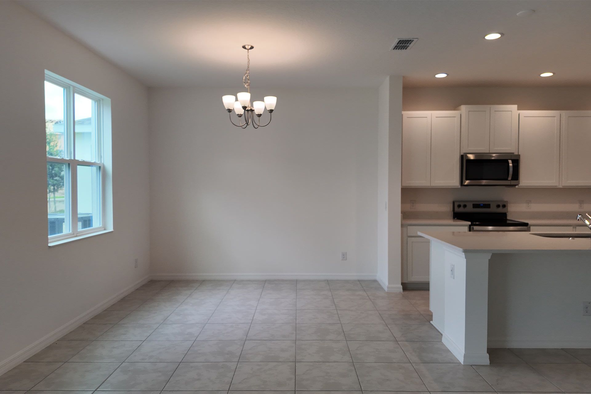 Open Dining Space for Family Meals in Central Florida House