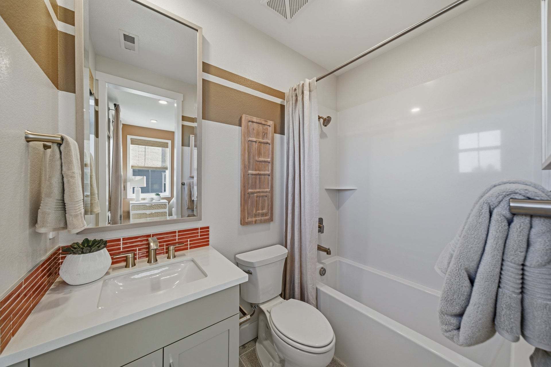 Alicante at Arroyo Crossings by Trumark Homes I Livermore, CA I Residence 2 Model I Secondary Bathroom