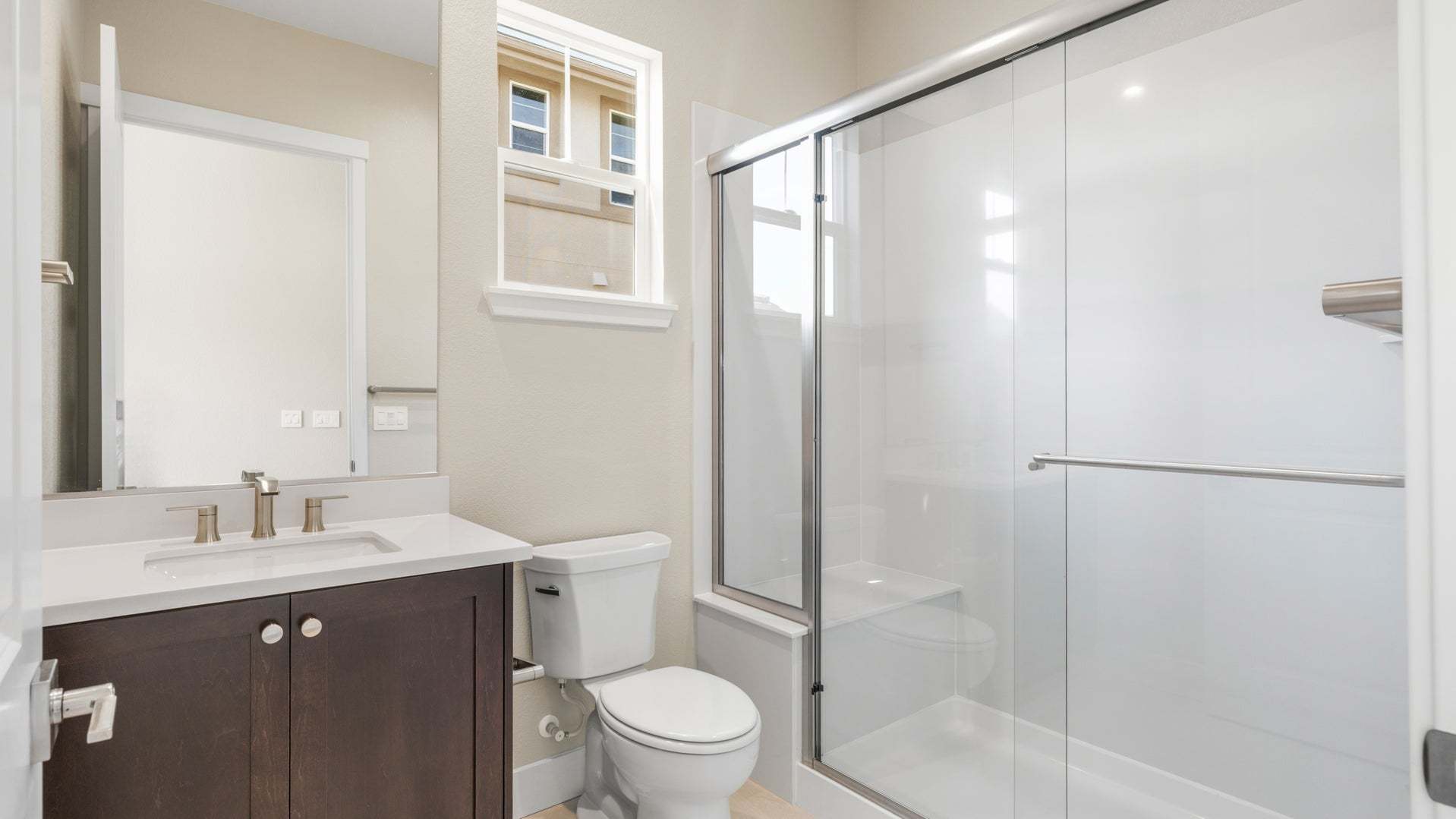 Apricot Estates by Trumark Homes in Brentwood, CA I Lot 37 I Secondary Bathroom