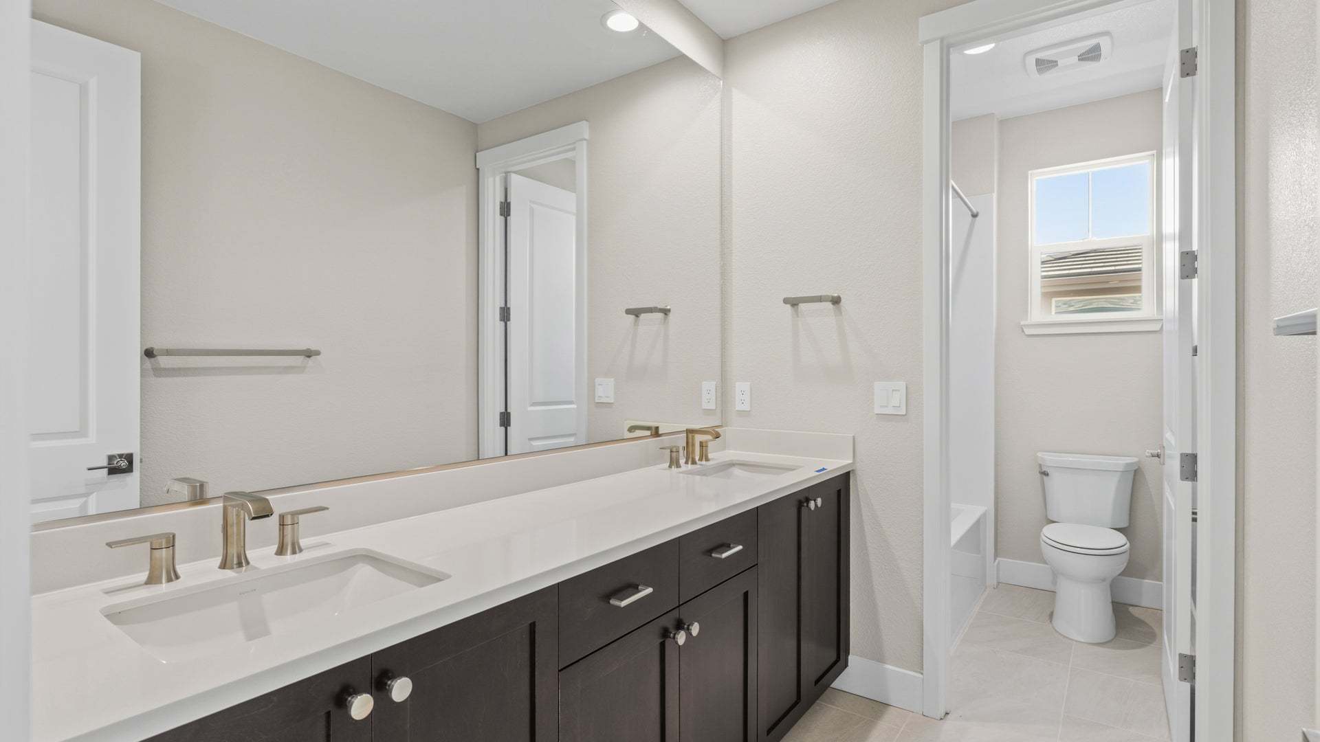 Apricot Estates by Trumark Homes in Brentwood, CA I Lot 37 I Primary Bathroom